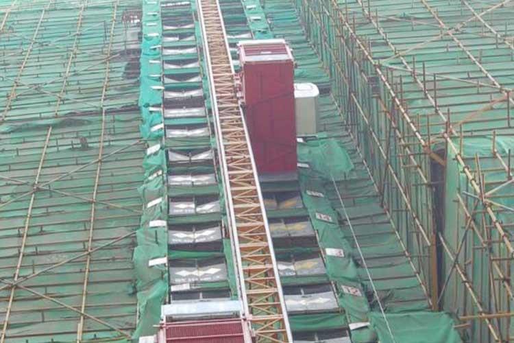 在高層建筑中，濟(jì)寧施工電梯租賃設(shè)備具有傳輸作用，是保障人員、貨物有效輸送的基礎(chǔ)設(shè)備